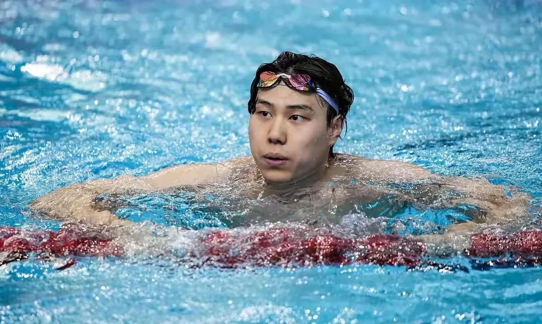 游泳选手爆冷获胜,专家预测失准 游泳选手爆冷获胜,专家预测失准