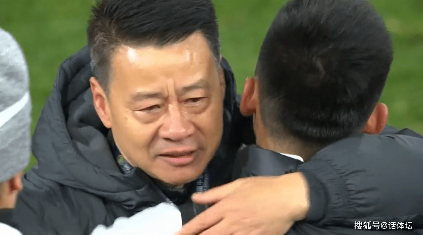 橄榄球传奇谢幕,球迷泪洒赛场 橄榄球传奇谢幕,球迷泪洒赛场