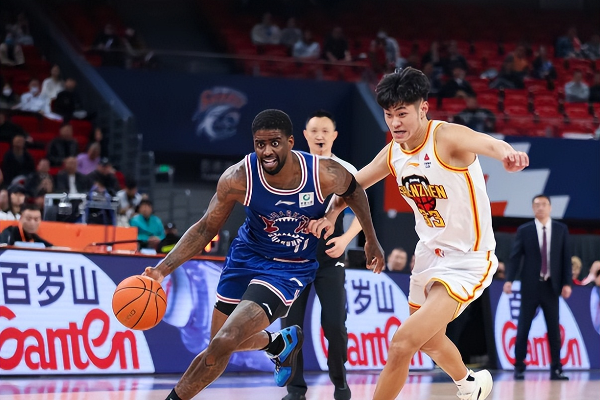 上海队翻盘鹈鹕,王哲林状态火热 上海队翻盘鹈鹕,王哲林状态火热